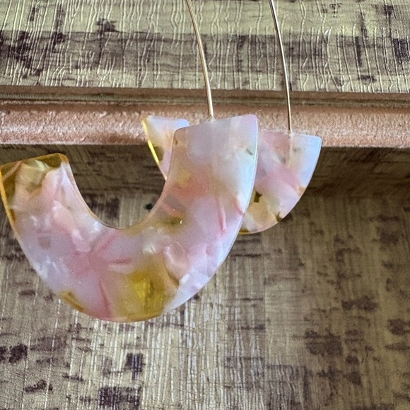 Source Unknown Gold and Pink Minimalist Earrings - Picture 2 of 3